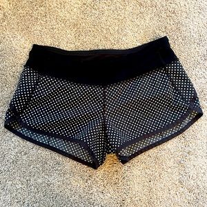Size 6 Lululemon low rise Speed up short in 2” length